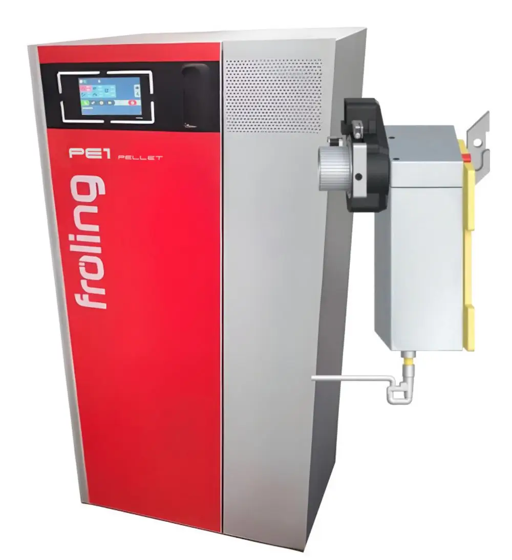 Pelletkessel der Marke Fröling mit digitalem Display und seitlich angebautem Brenner. Das Gerät hat eine metallische Oberfläche in Rot und Silber.